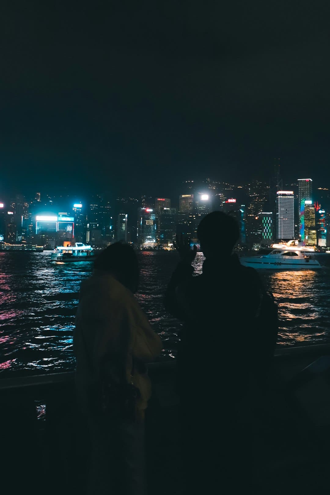 李龙基捧玫瑰接未婚妻出狱 两人此前现已约好终身